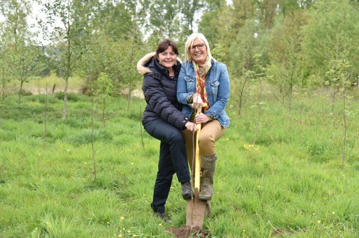 Haaltert - 175 nieuwe bomen in geboortebos - Veerle en Astrid