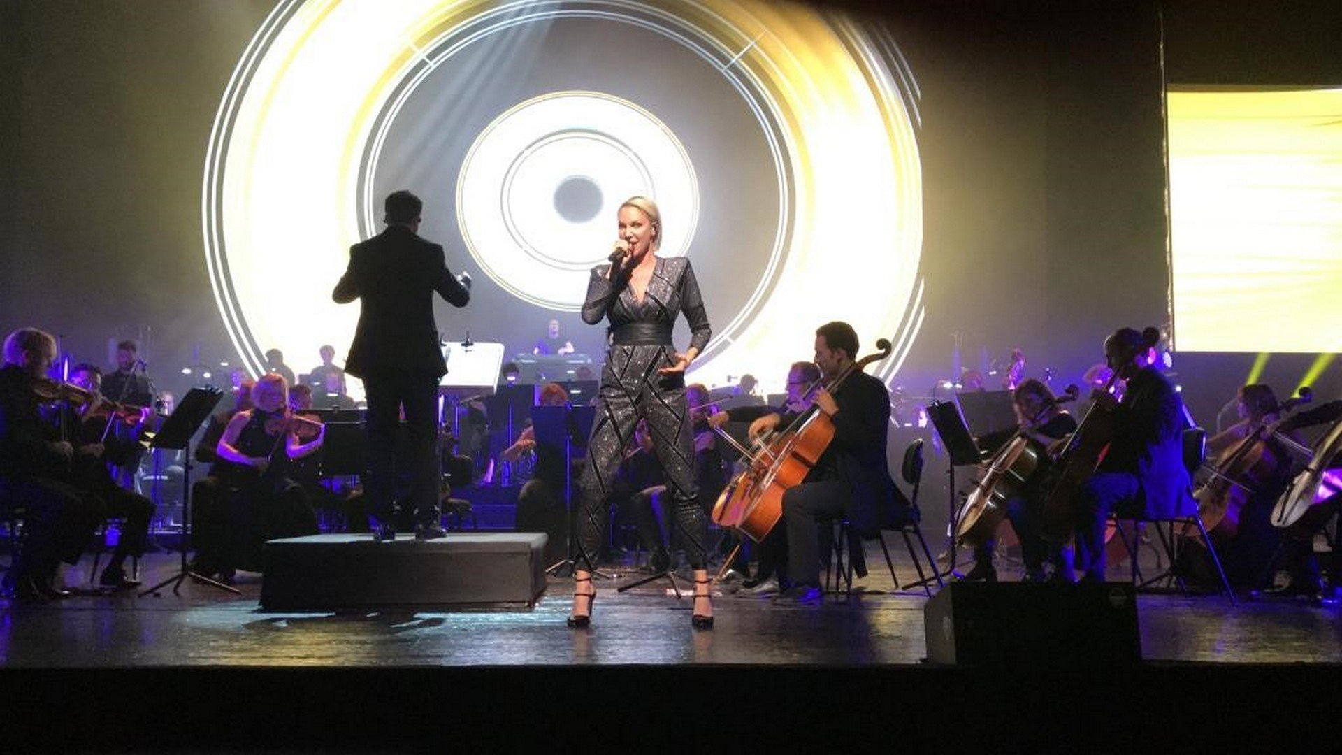 Het symfonische orkest in het Madrileense Real Teatro ontroert Kate Ryan - Kate Ryan 7