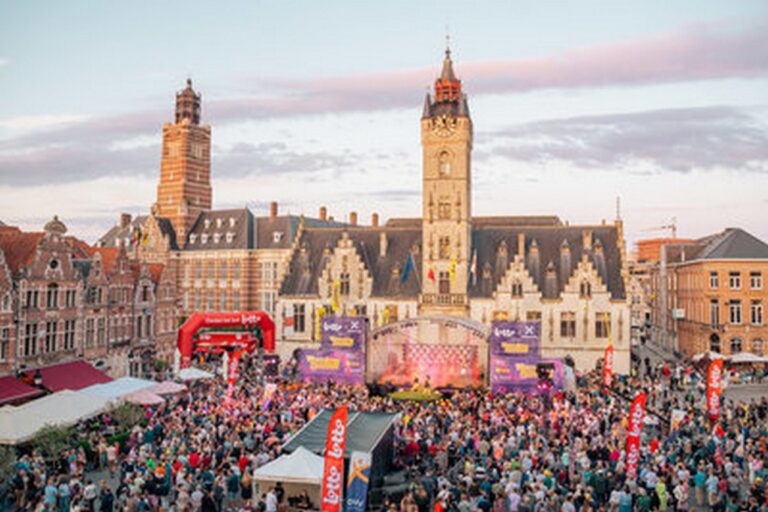 Vlaanderen Muziekland met stampvolle Grote Markt in Dendermonde en Aalst