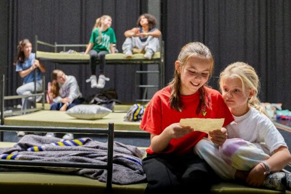 Jonge talenten op bed (Annie)