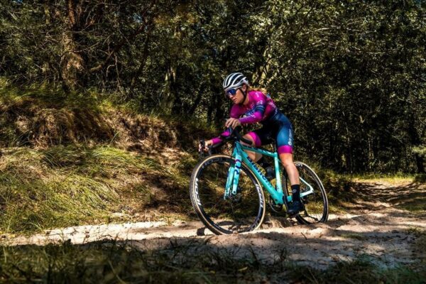 Alicia Franck met fiets in bos